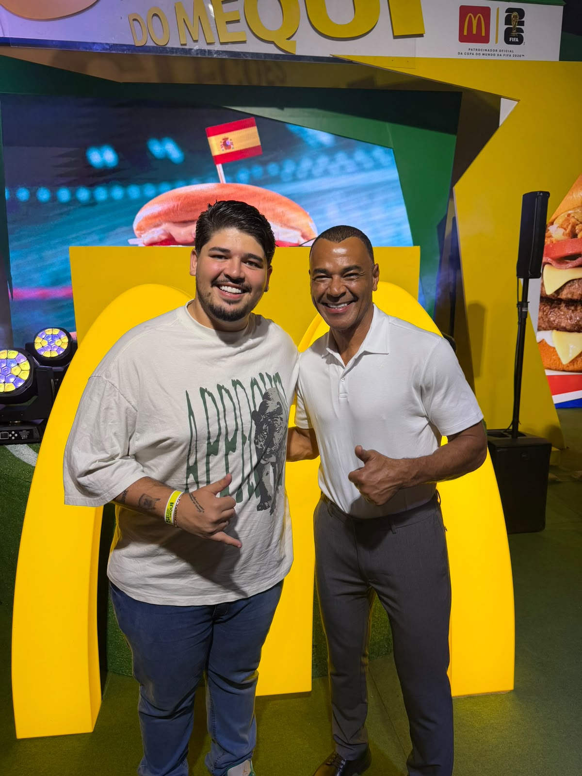 Especialista da comunidade ao lado do Cafu em evento da Copa do Mundo