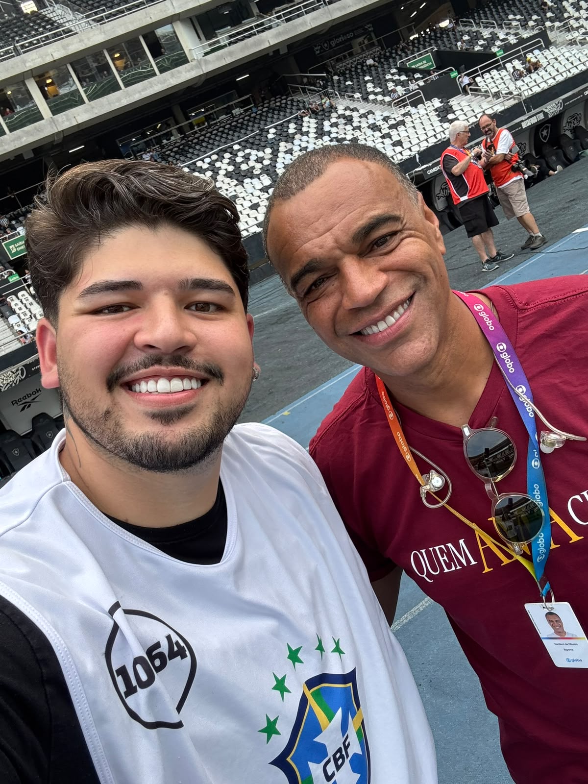 Especialista da comunidade ao lado do Denílson no estádio